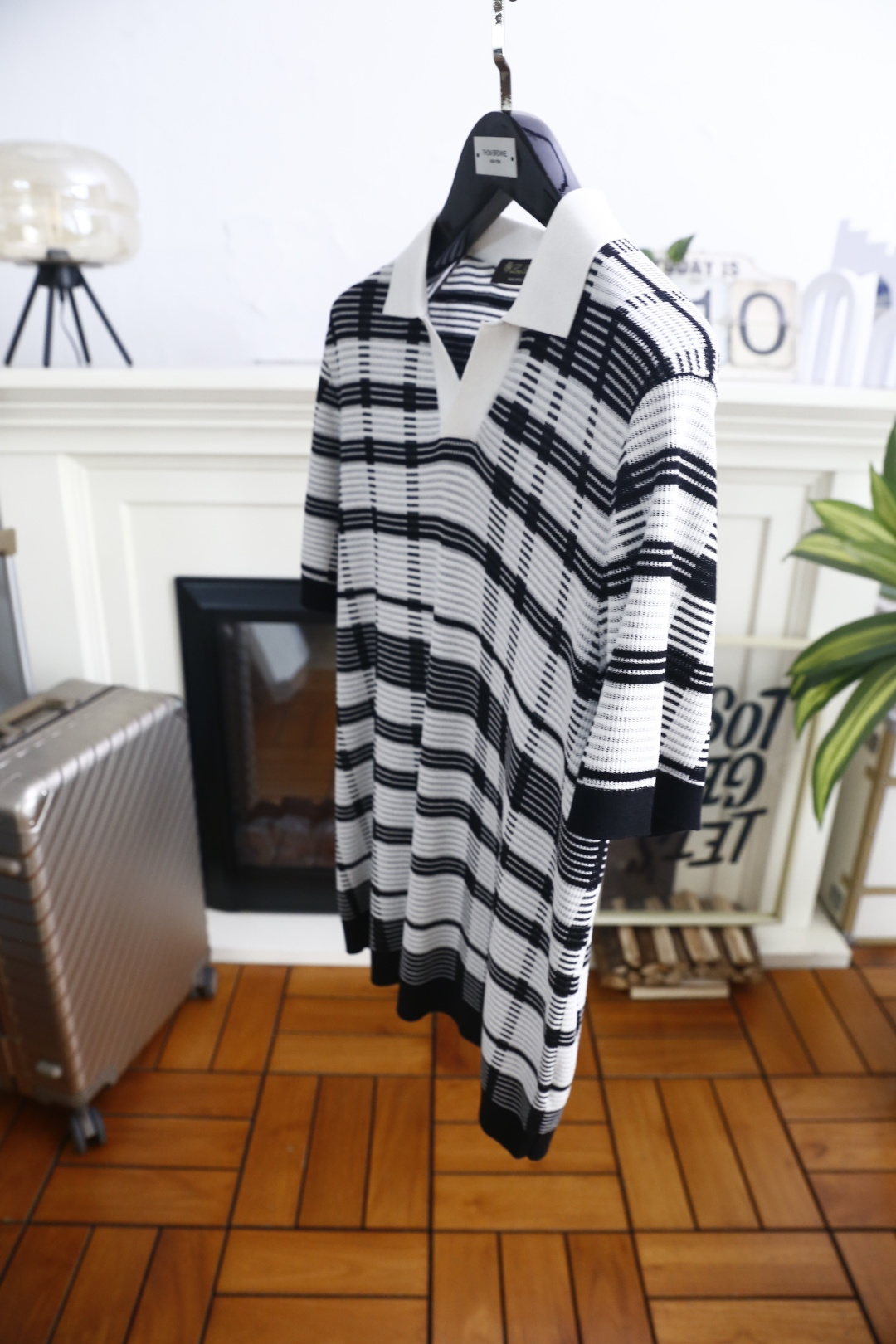 🔥Loro piana.26夏季新品！时尚男士百搭拼接撞色翻领搭配V型开襟短袖👍衣身布满规整格纹条纹，短