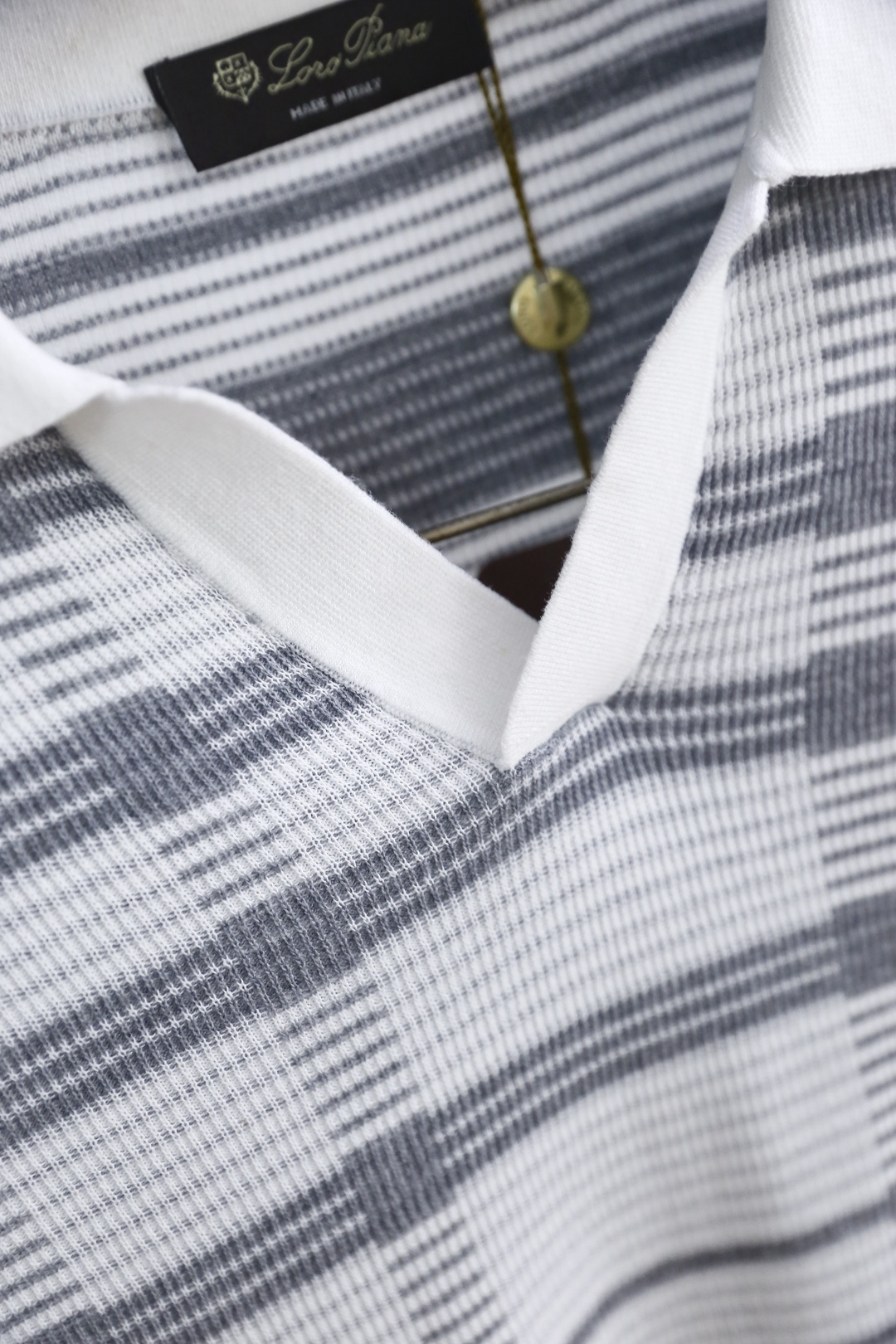 🔥Loro piana.26夏季新品！时尚男士百搭拼接撞色翻领搭配V型开襟短袖👍衣身布满规整格纹条纹，短