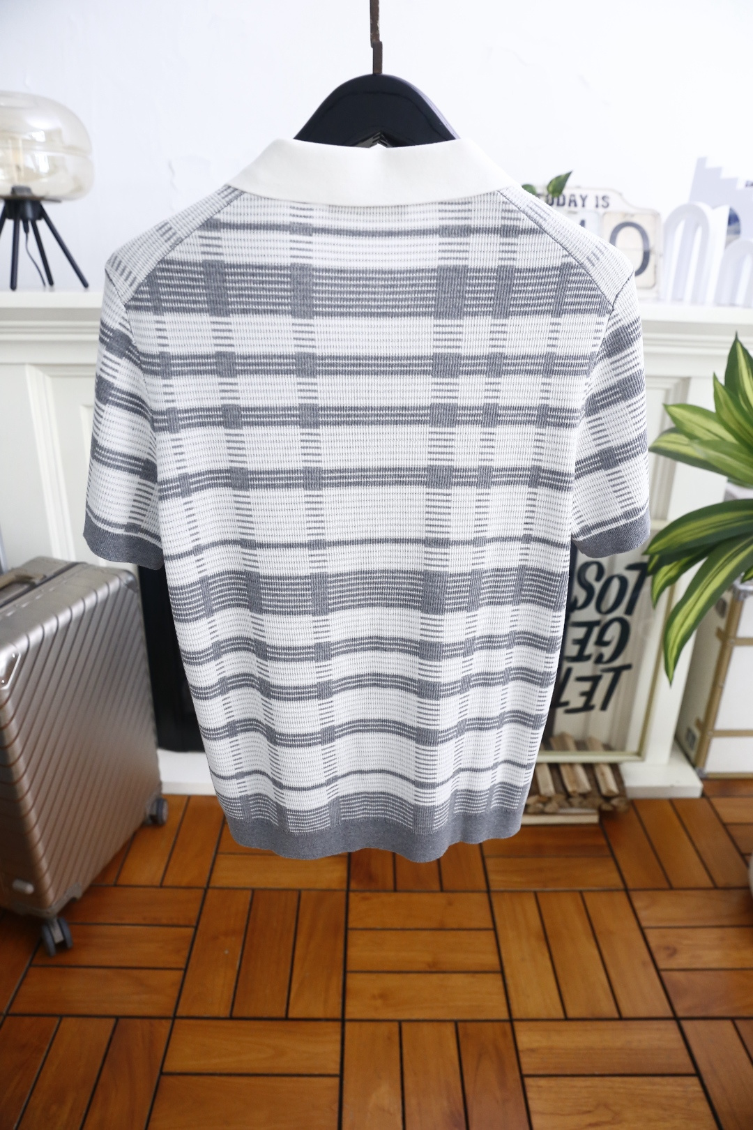 🔥Loro piana.26夏季新品！时尚男士百搭拼接撞色翻领搭配V型开襟短袖👍衣身布满规整格纹条纹，短