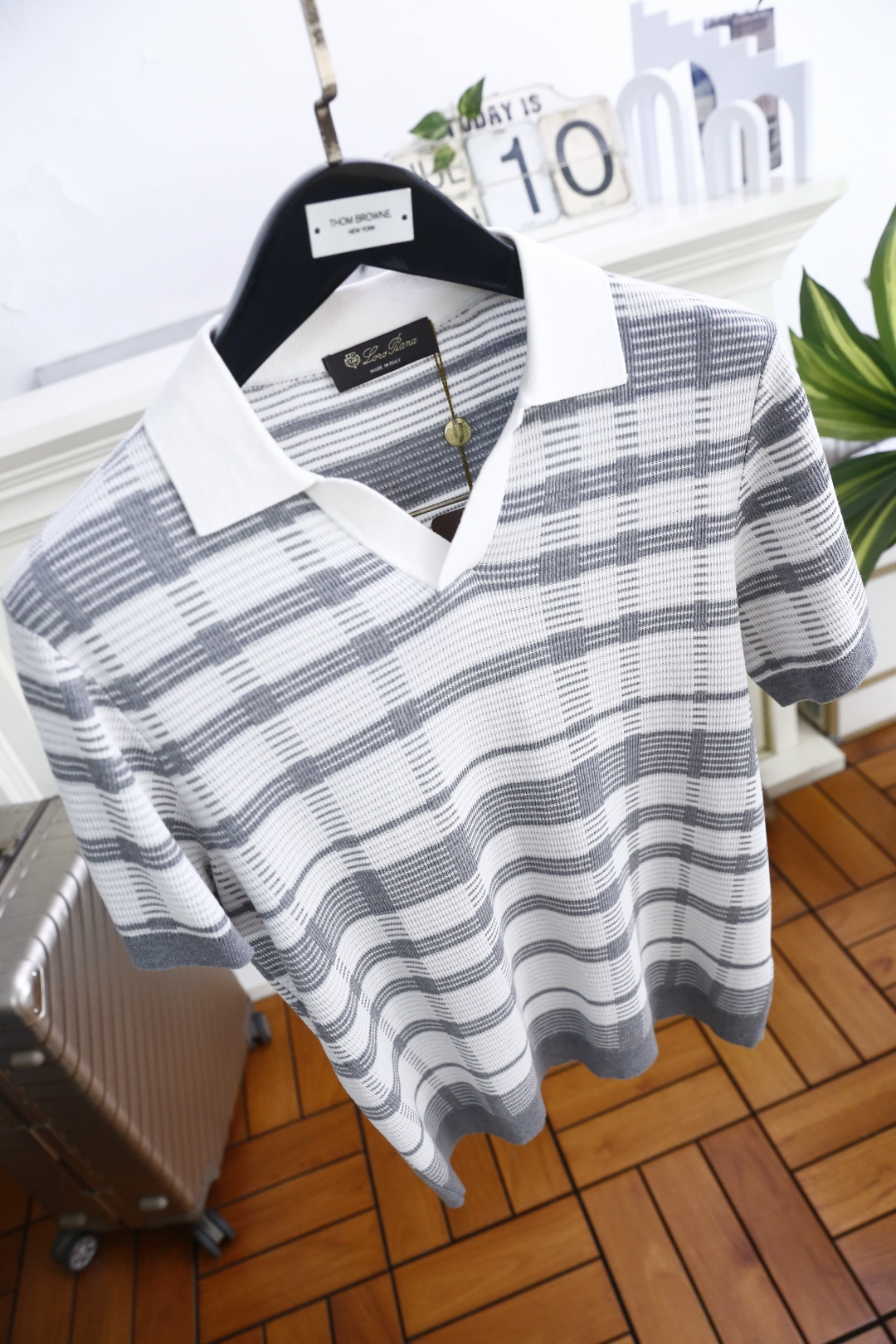 🔥Loro piana.26夏季新品！时尚男士百搭拼接撞色翻领搭配V型开襟短袖👍衣身布满规整格纹条纹，短