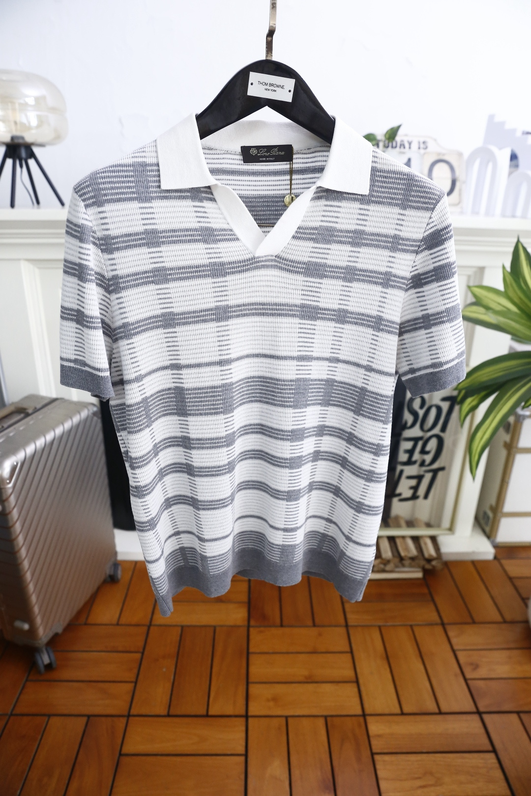 🔥Loro piana.26夏季新品！时尚男士百搭拼接撞色翻领搭配V型开襟短袖👍衣身布满规整格纹条纹，短