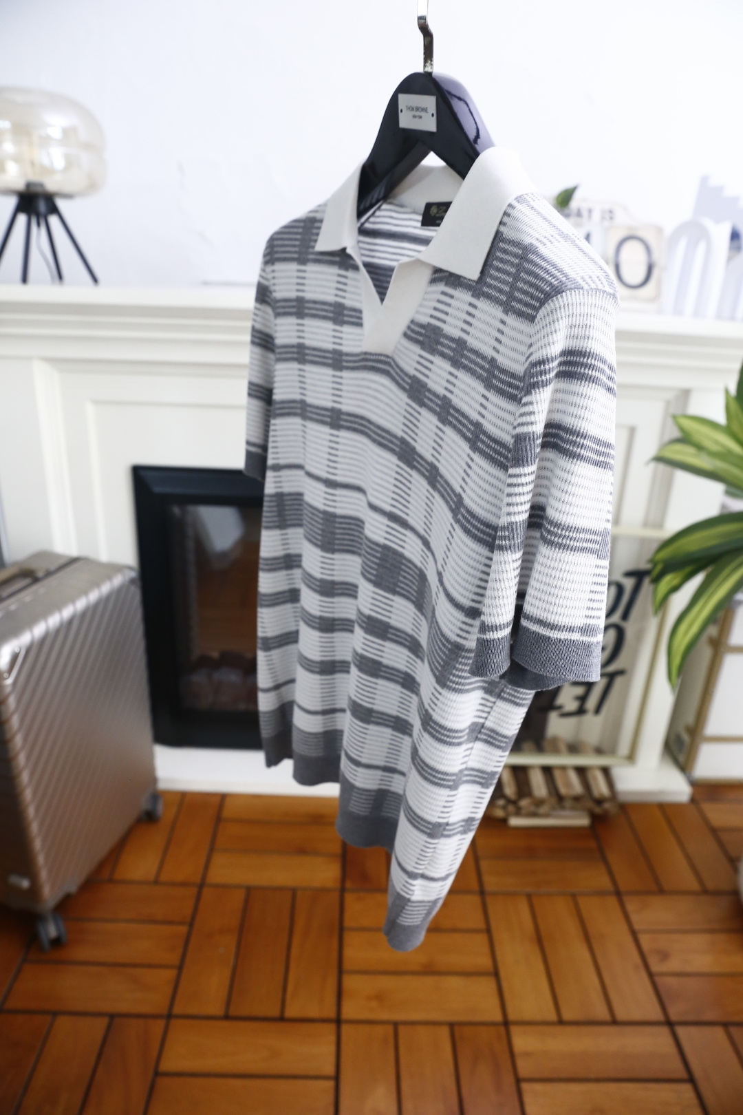 🔥Loro piana.26夏季新品！时尚男士百搭拼接撞色翻领搭配V型开襟短袖👍衣身布满规整格纹条纹，短