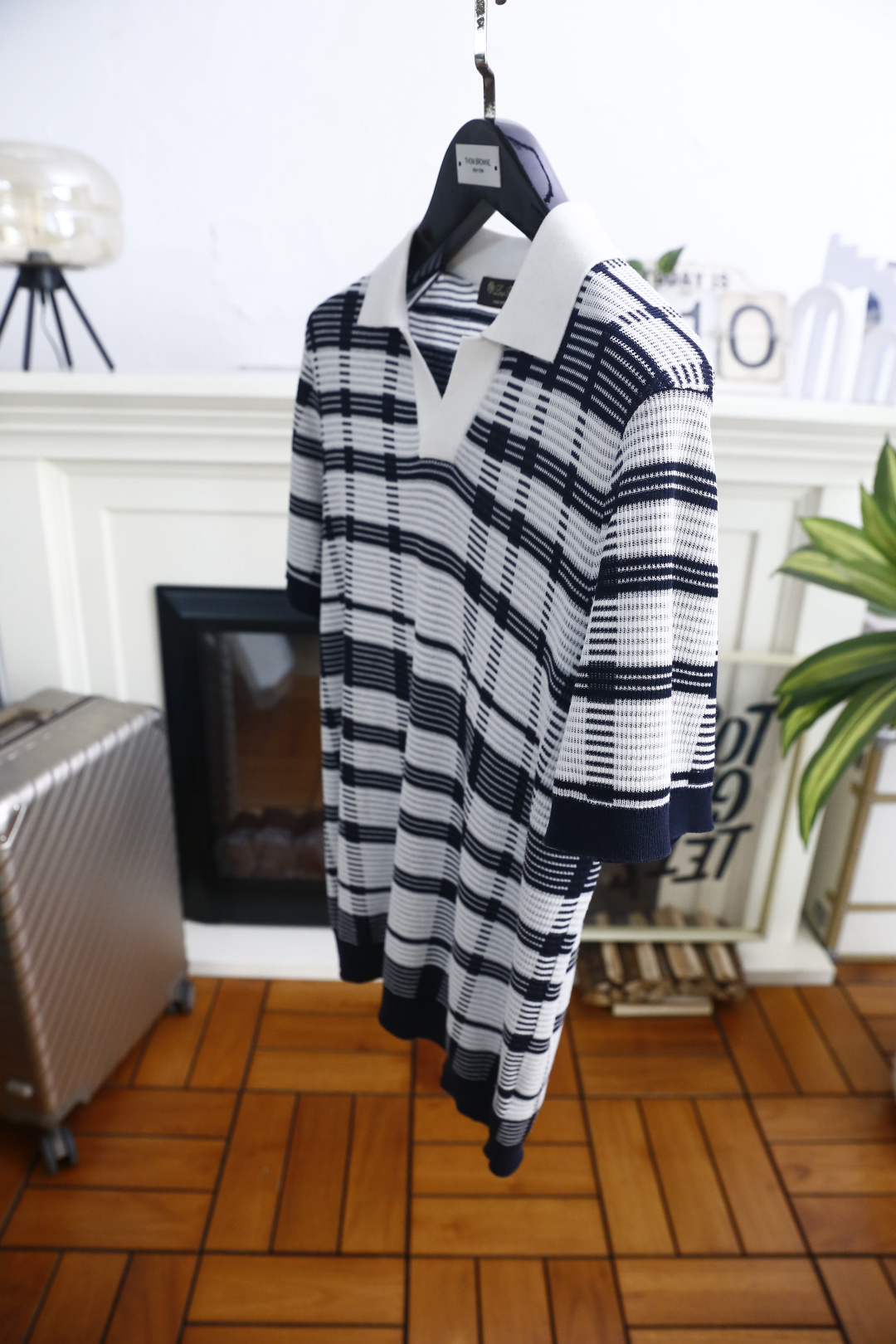 🔥Loro piana.26夏季新品！时尚男士百搭拼接撞色翻领搭配V型开襟短袖👍衣身布满规整格纹条纹，短
