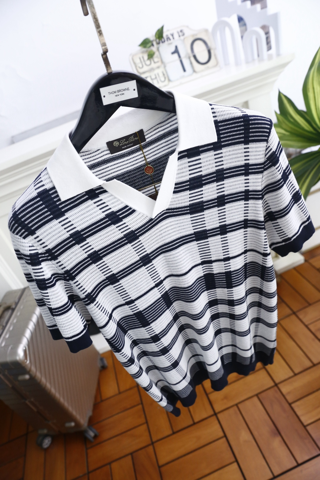🔥Loro piana.26夏季新品！时尚男士百搭拼接撞色翻领搭配V型开襟短袖👍衣身布满规整格纹条纹，短