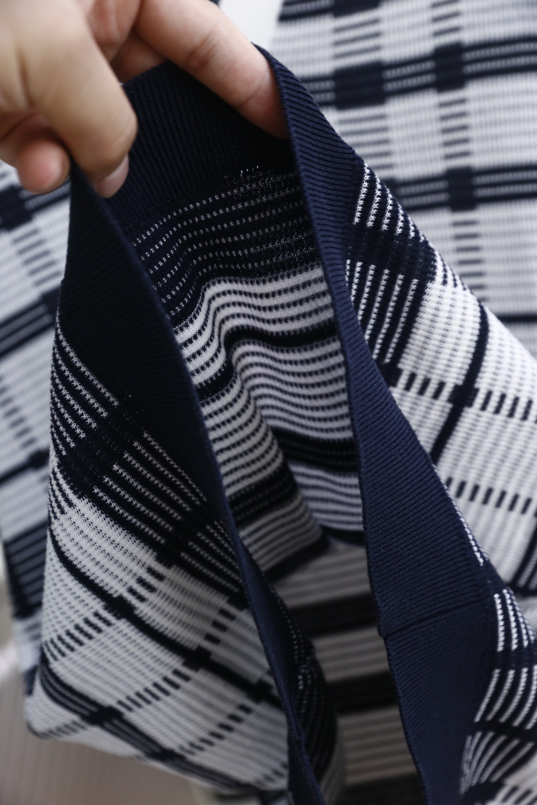 🔥Loro piana.26夏季新品！时尚男士百搭拼接撞色翻领搭配V型开襟短袖👍衣身布满规整格纹条纹，短