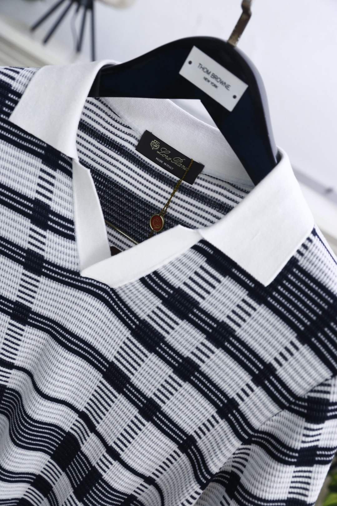🔥Loro piana.26夏季新品！时尚男士百搭拼接撞色翻领搭配V型开襟短袖👍衣身布满规整格纹条纹，短