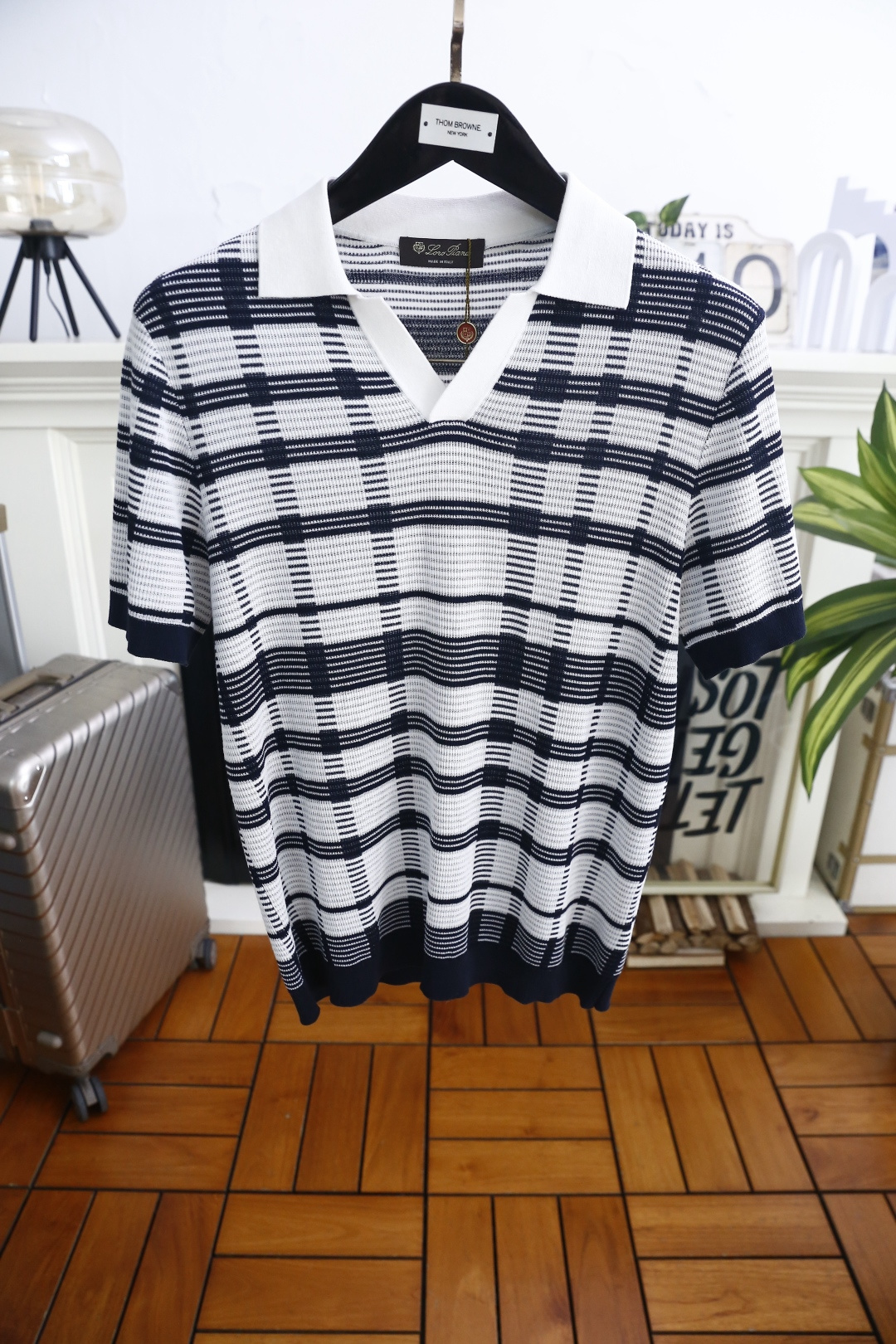 🔥Loro piana.26夏季新品！时尚男士百搭拼接撞色翻领搭配V型开襟短袖👍衣身布满规整格纹条纹，短