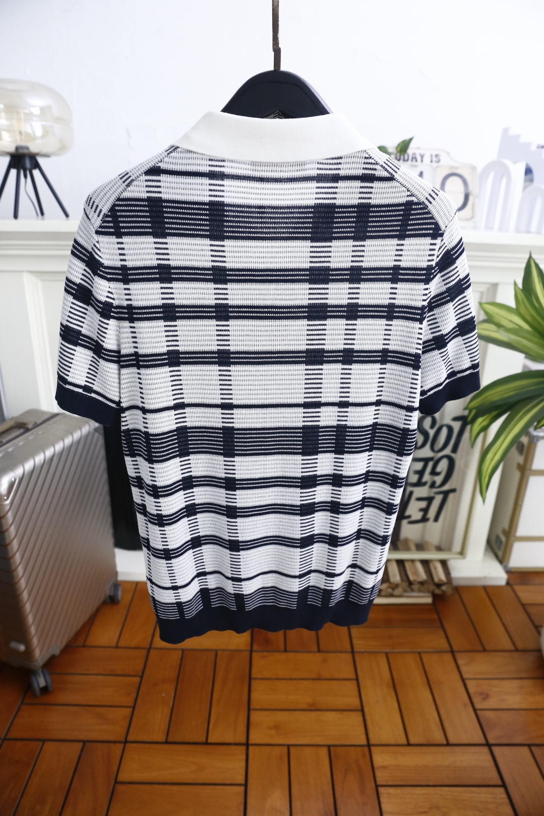 🔥Loro piana.26夏季新品！时尚男士百搭拼接撞色翻领搭配V型开襟短袖👍衣身布满规整格纹条纹，短