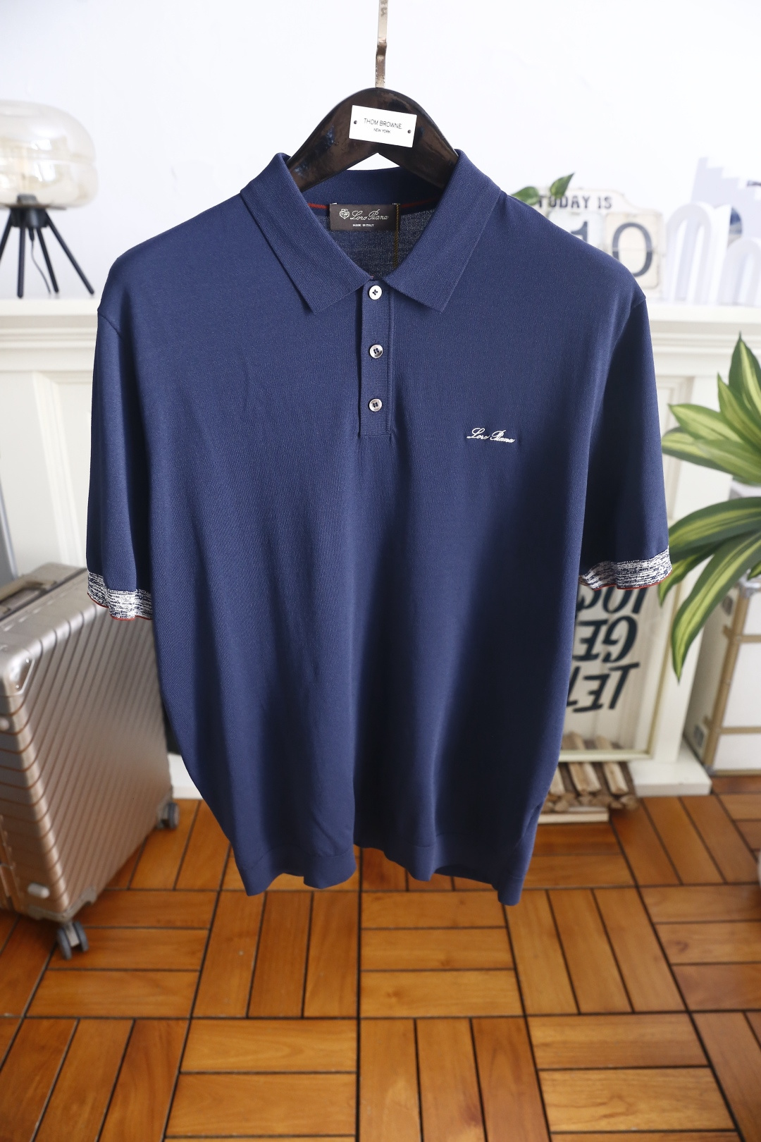 🔥Loro piana.26夏季新品！时尚男士经典翻领短袖👍搭配三颗纽扣门襟，左胸处点缀精致手写刺绣标识