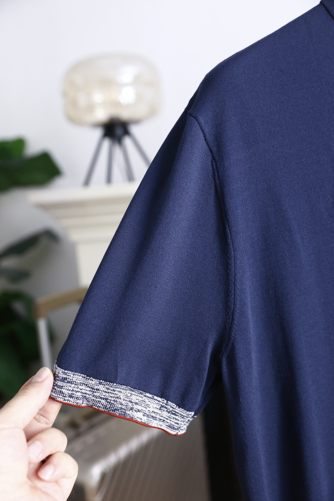 🔥Loro piana.26夏季新品！时尚男士经典翻领短袖👍搭配三颗纽扣门襟，左胸处点缀精致手写刺绣标识