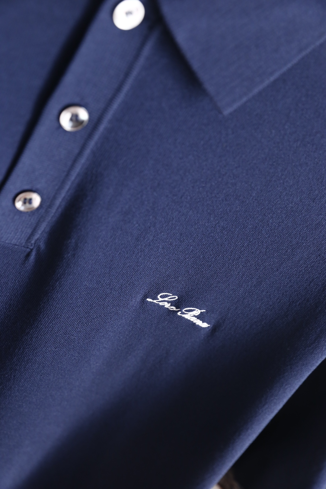 🔥Loro piana.26夏季新品！时尚男士经典翻领短袖👍搭配三颗纽扣门襟，左胸处点缀精致手写刺绣标识