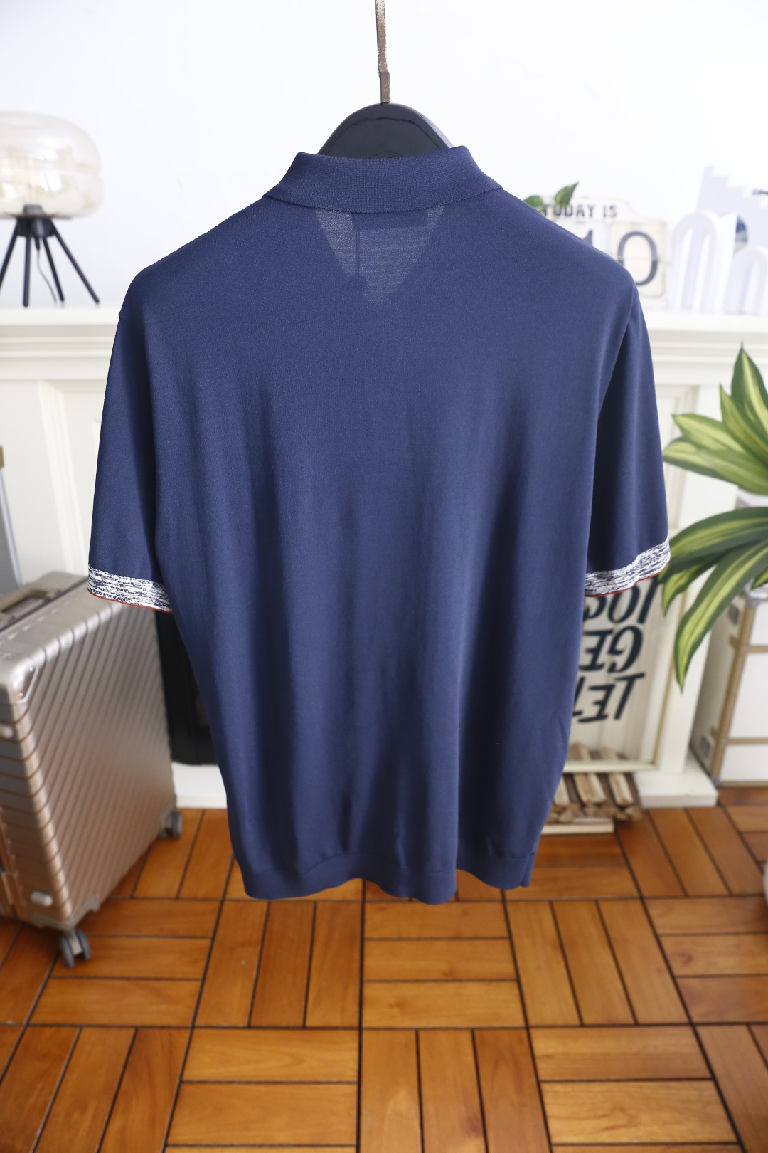 🔥Loro piana.26夏季新品！时尚男士经典翻领短袖👍搭配三颗纽扣门襟，左胸处点缀精致手写刺绣标识
