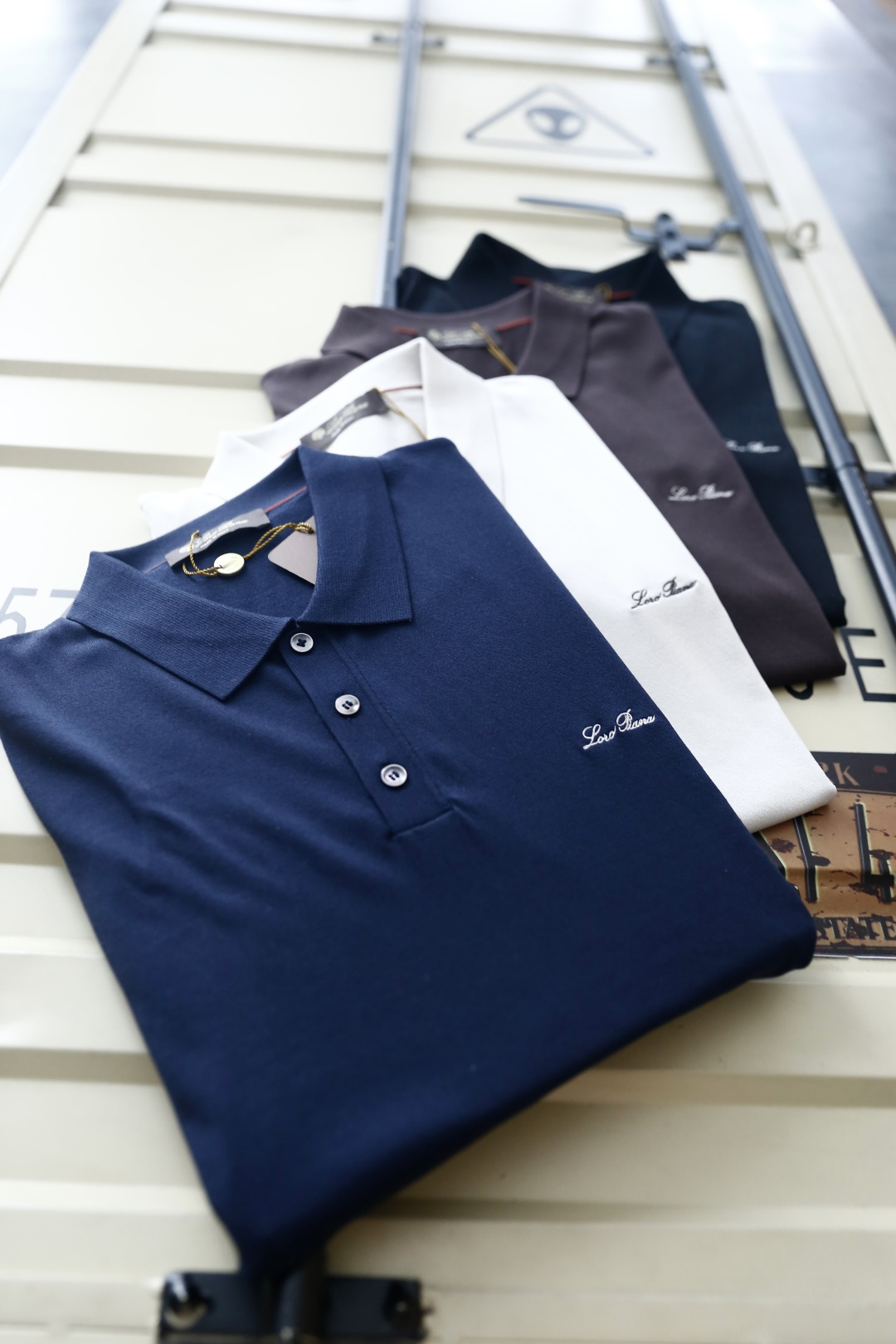 🔥Loro piana.26夏季新品！时尚男士经典翻领短袖👍搭配三颗纽扣门襟，左胸处点缀精致手写刺绣标识