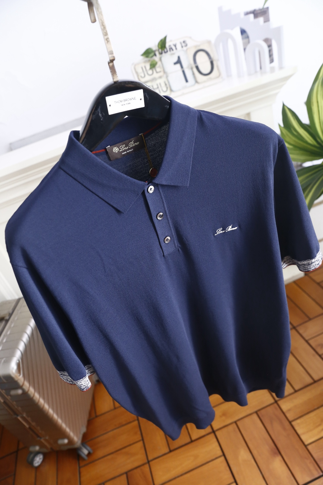 🔥Loro piana.26夏季新品！时尚男士经典翻领短袖👍搭配三颗纽扣门襟，左胸处点缀精致手写刺绣标识