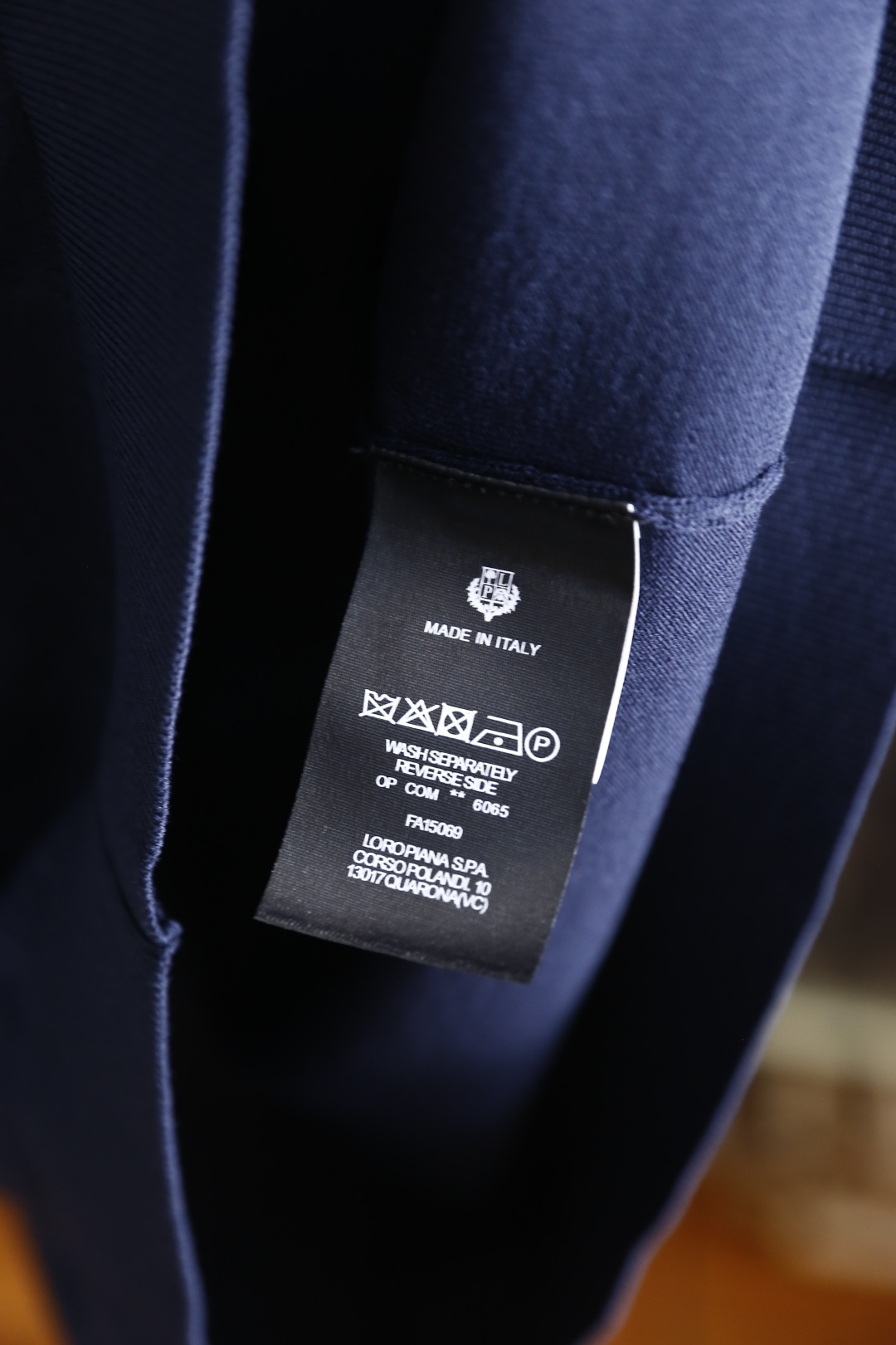 🔥Loro piana.26夏季新品！时尚男士经典翻领短袖👍搭配三颗纽扣门襟，左胸处点缀精致手写刺绣标识