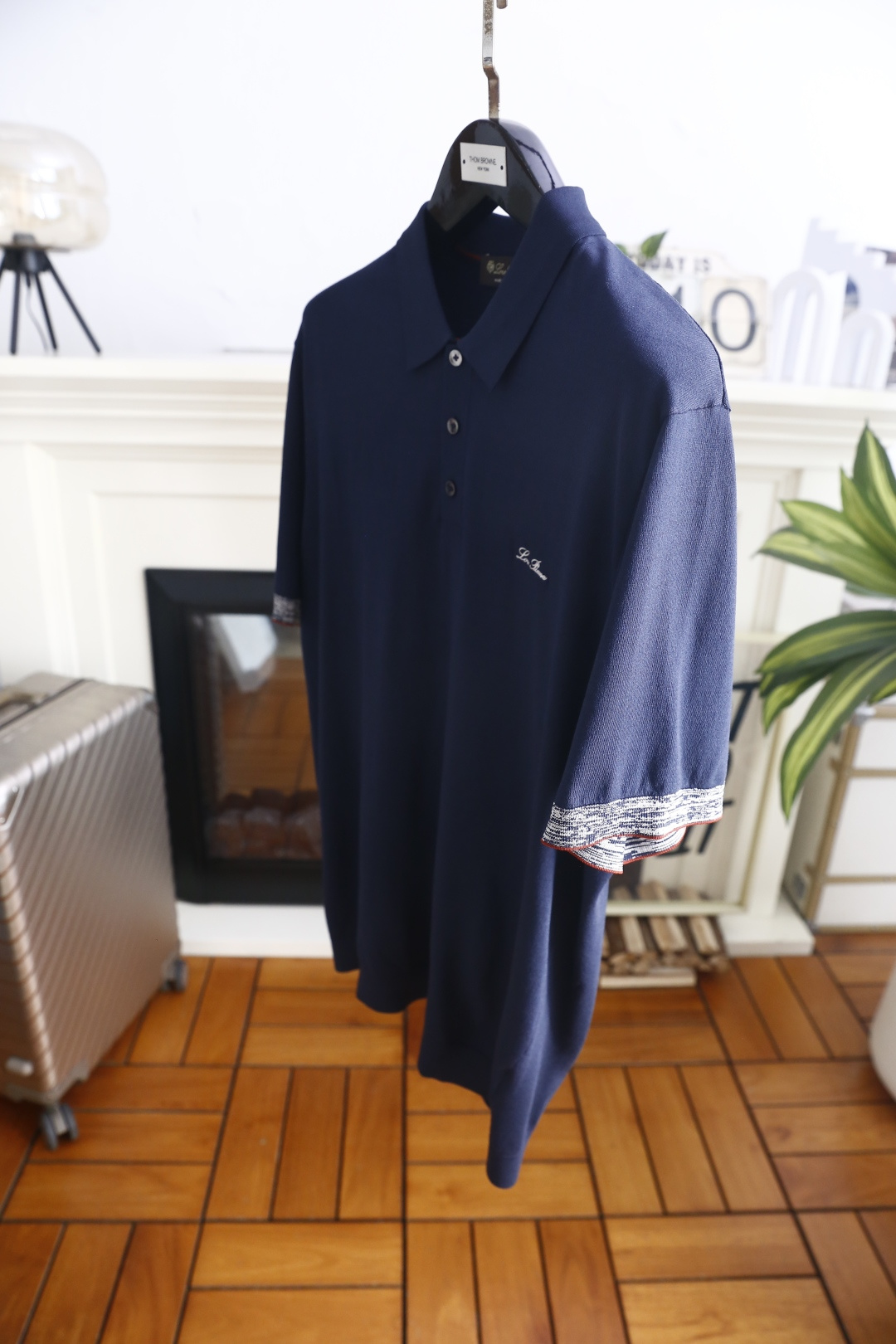 🔥Loro piana.26夏季新品！时尚男士经典翻领短袖👍搭配三颗纽扣门襟，左胸处点缀精致手写刺绣标识