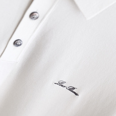🔥Loro piana.26夏季新品!时尚男士经典翻领短袖👍搭配三颗纽扣门襟,左胸处点缀精致手写刺绣标识 🔥Loro piana.26夏季新品!时尚男士经典翻领短袖👍搭配三颗纽扣门襟,左胸处点缀精致手写刺绣标识