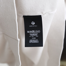🔥Loro piana.26夏季新品!时尚男士经典翻领短袖👍搭配三颗纽扣门襟,左胸处点缀精致手写刺绣标识 🔥Loro piana.26夏季新品!时尚男士经典翻领短袖👍搭配三颗纽扣门襟,左胸处点缀精致手写刺绣标识