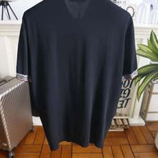 🔥Loro piana.26夏季新品!时尚男士经典翻领短袖👍搭配三颗纽扣门襟,左胸处点缀精致手写刺绣标识 🔥Loro piana.26夏季新品!时尚男士经典翻领短袖👍搭配三颗纽扣门襟,左胸处点缀精致手写刺绣标识