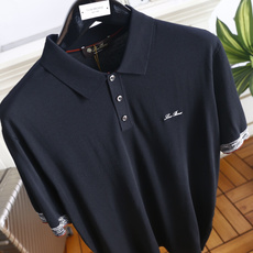 🔥Loro piana.26夏季新品!时尚男士经典翻领短袖👍搭配三颗纽扣门襟,左胸处点缀精致手写刺绣标识 🔥Loro piana.26夏季新品!时尚男士经典翻领短袖👍搭配三颗纽扣门襟,左胸处点缀精致手写刺绣标识