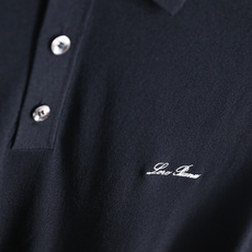 🔥Loro piana.26夏季新品!时尚男士经典翻领短袖👍搭配三颗纽扣门襟,左胸处点缀精致手写刺绣标识 🔥Loro piana.26夏季新品!时尚男士经典翻领短袖👍搭配三颗纽扣门襟,左胸处点缀精致手写刺绣标识