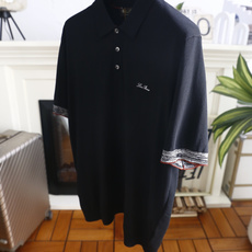 🔥Loro piana.26夏季新品!时尚男士经典翻领短袖👍搭配三颗纽扣门襟,左胸处点缀精致手写刺绣标识 🔥Loro piana.26夏季新品!时尚男士经典翻领短袖👍搭配三颗纽扣门襟,左胸处点缀精致手写刺绣标识