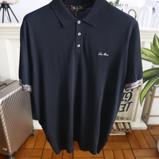 🔥Loro piana.26夏季新品!时尚男士经典翻领短袖👍搭配三颗纽扣门襟,左胸处点缀精致手写刺绣标识 🔥Loro piana.26夏季新品!时尚男士经典翻领短袖👍搭配三颗纽扣门襟,左胸处点缀精致手写刺绣标识