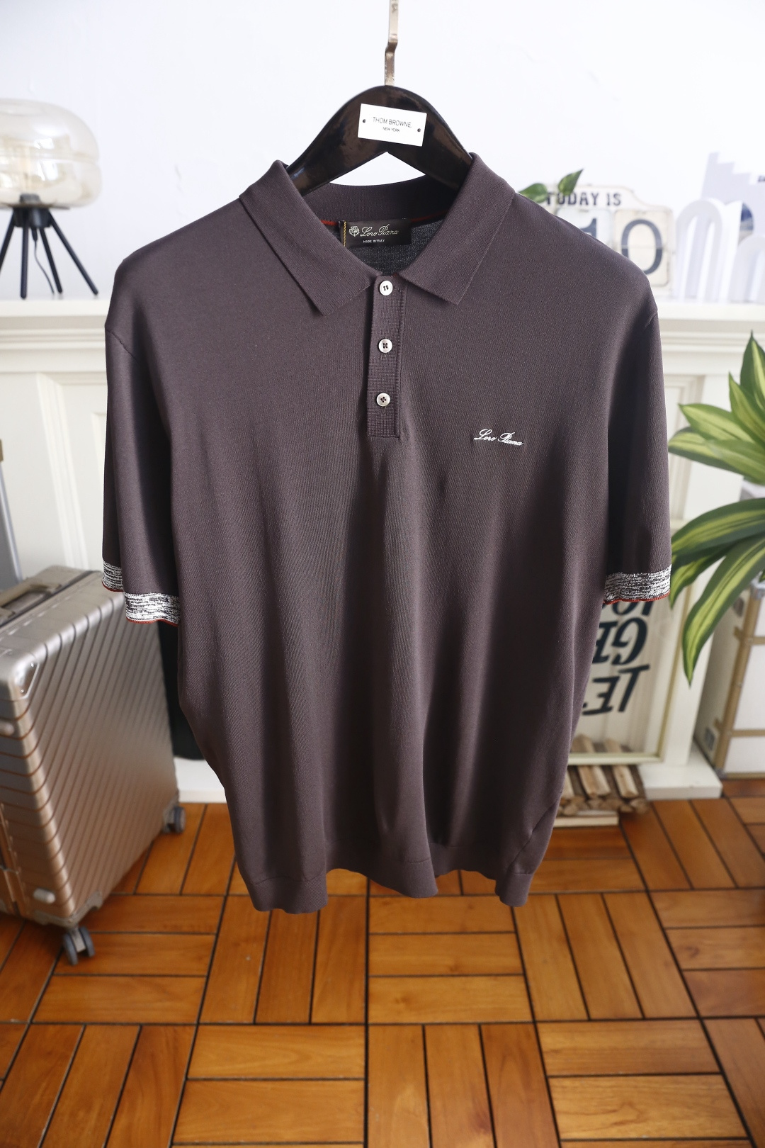 🔥Loro piana.26夏季新品！时尚男士经典翻领短袖👍搭配三颗纽扣门襟，左胸处点缀精致手写刺绣标识