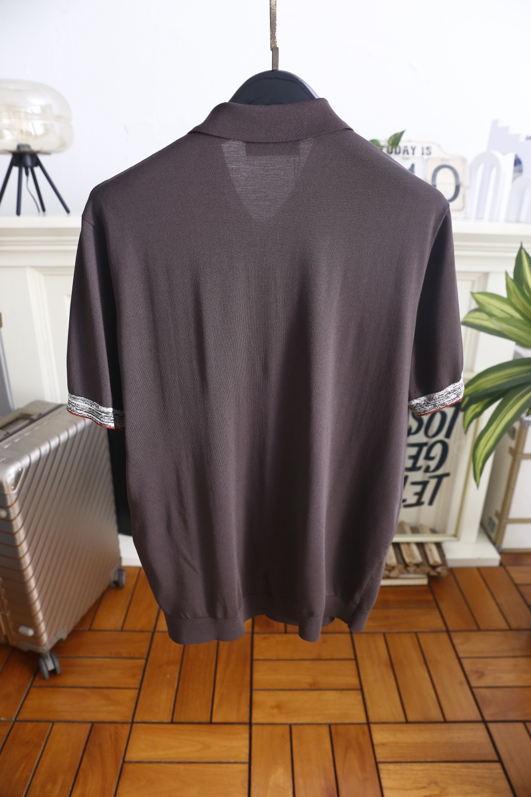 🔥Loro piana.26夏季新品！时尚男士经典翻领短袖👍搭配三颗纽扣门襟，左胸处点缀精致手写刺绣标识