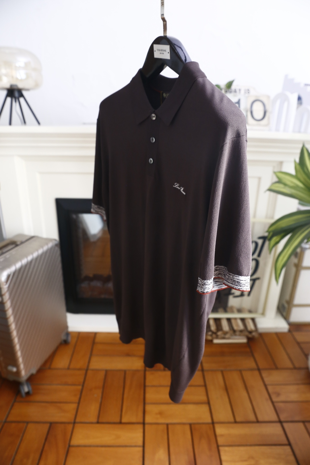 🔥Loro piana.26夏季新品！时尚男士经典翻领短袖👍搭配三颗纽扣门襟，左胸处点缀精致手写刺绣标识