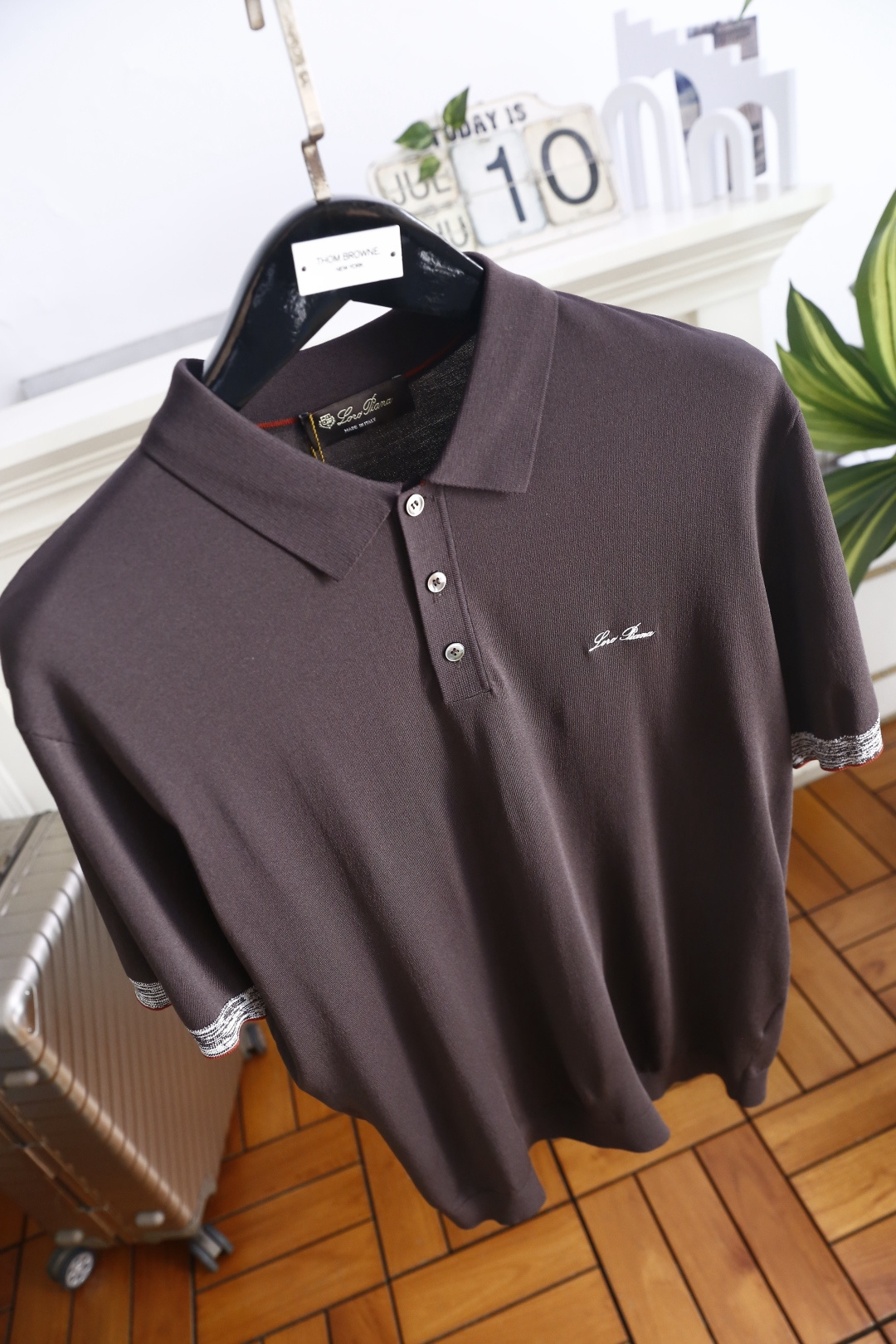 🔥Loro piana.26夏季新品！时尚男士经典翻领短袖👍搭配三颗纽扣门襟，左胸处点缀精致手写刺绣标识