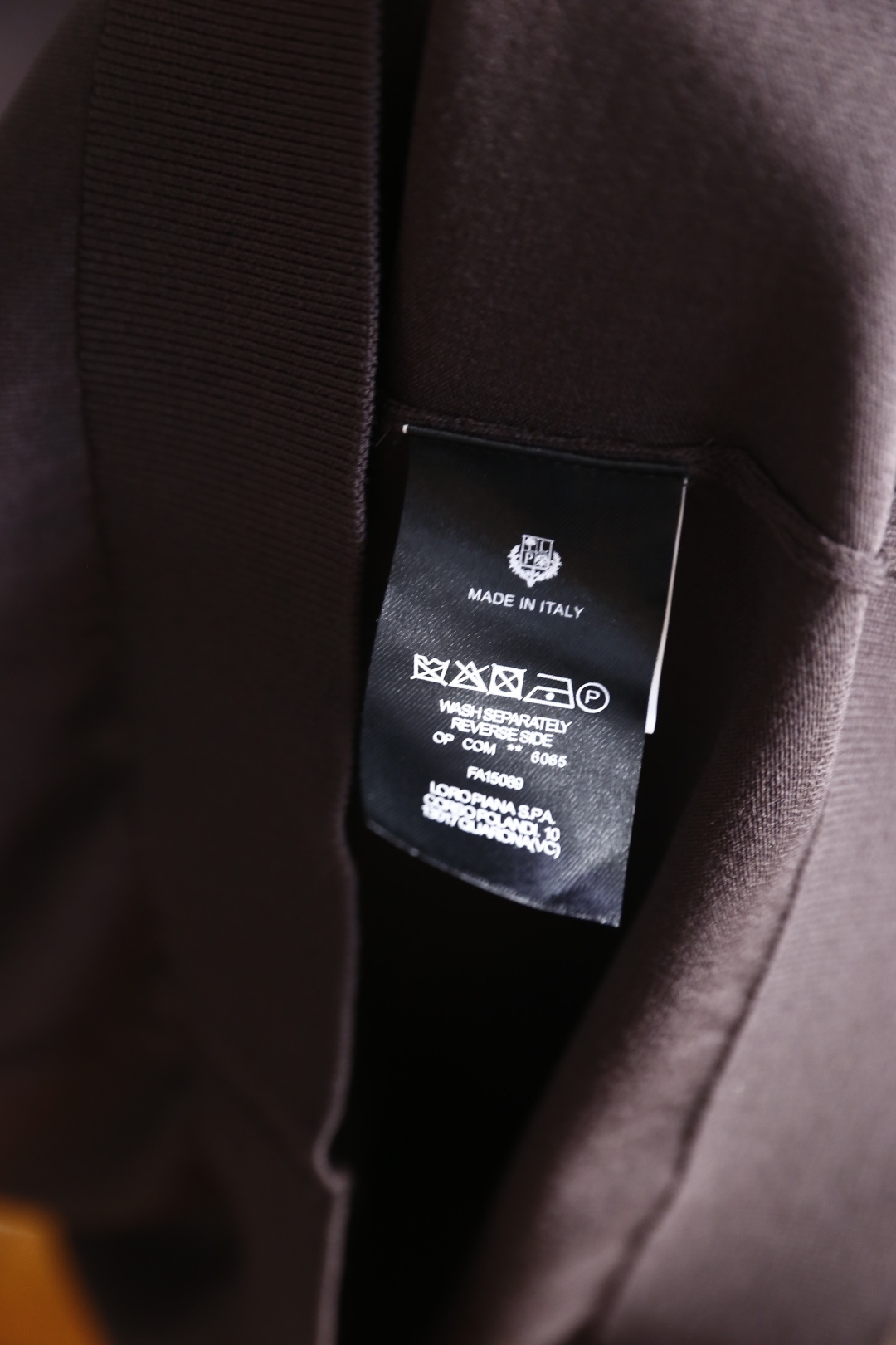 🔥Loro piana.26夏季新品！时尚男士经典翻领短袖👍搭配三颗纽扣门襟，左胸处点缀精致手写刺绣标识