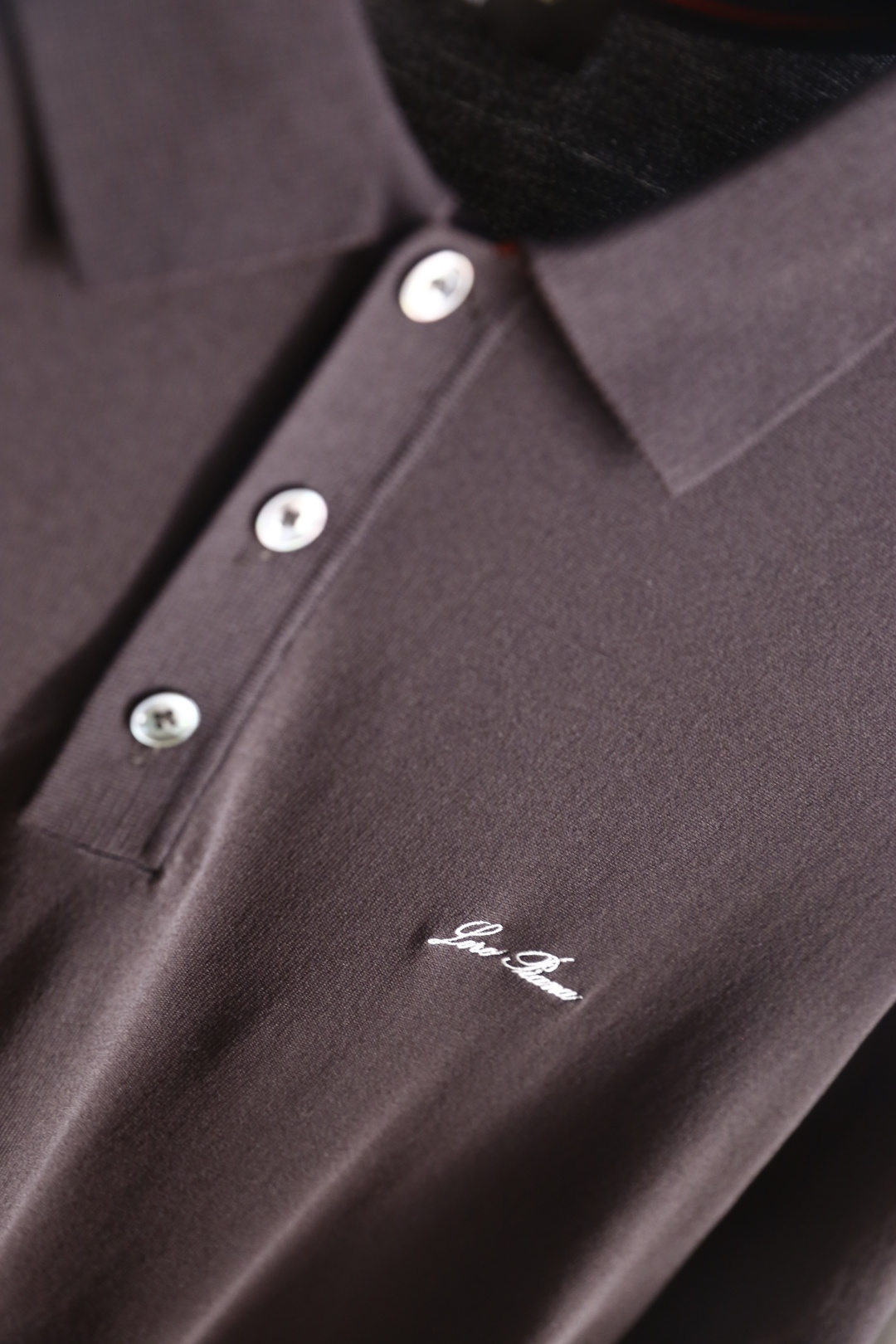 🔥Loro piana.26夏季新品！时尚男士经典翻领短袖👍搭配三颗纽扣门襟，左胸处点缀精致手写刺绣标识
