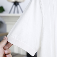 🔥Loro piana.26夏季新品!时尚男士百搭短袖👍简约小翻领搭配短款门襟设计,衣身带有竖向立体肌理 🔥Loro piana.26夏季新品!时尚男士百搭短袖👍简约小翻领搭配短款门襟设计,衣身带有竖向立体肌理