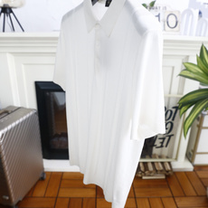 🔥Loro piana.26夏季新品!时尚男士百搭短袖👍简约小翻领搭配短款门襟设计,衣身带有竖向立体肌理 🔥Loro piana.26夏季新品!时尚男士百搭短袖👍简约小翻领搭配短款门襟设计,衣身带有竖向立体肌理