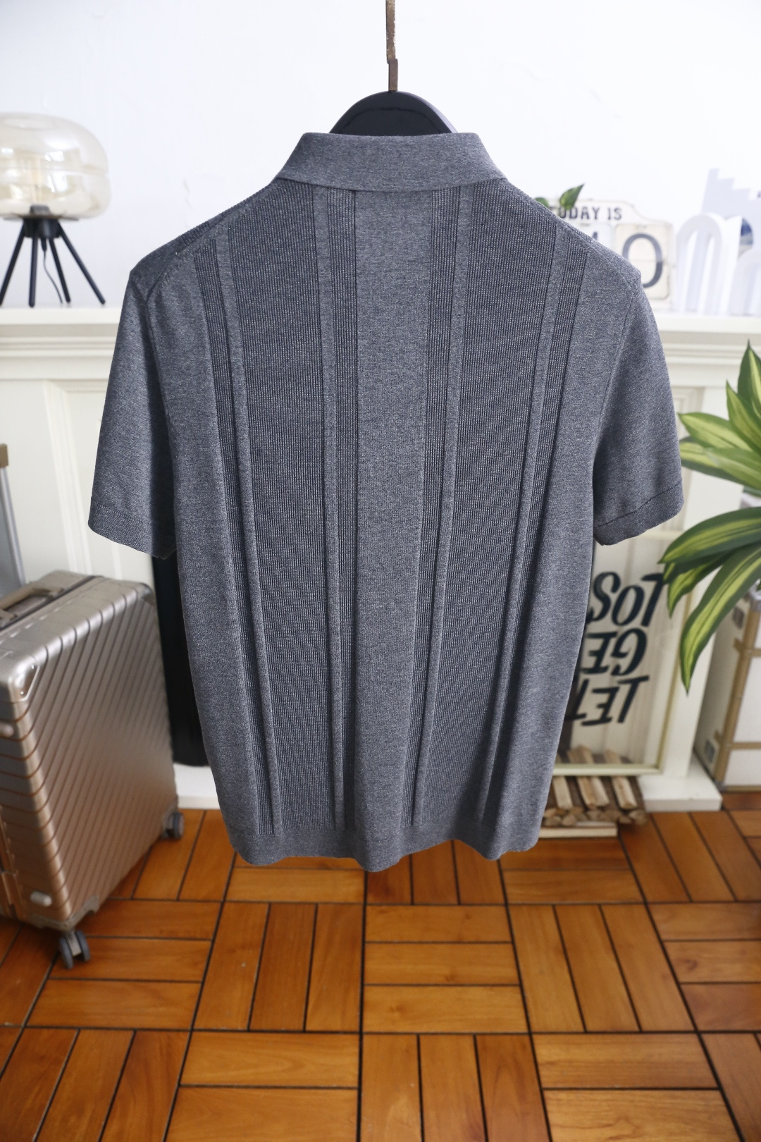 🔥Loro piana.26夏季新品！时尚男士百搭短袖👍简约小翻领搭配短款门襟设计，衣身带有竖向立体肌理