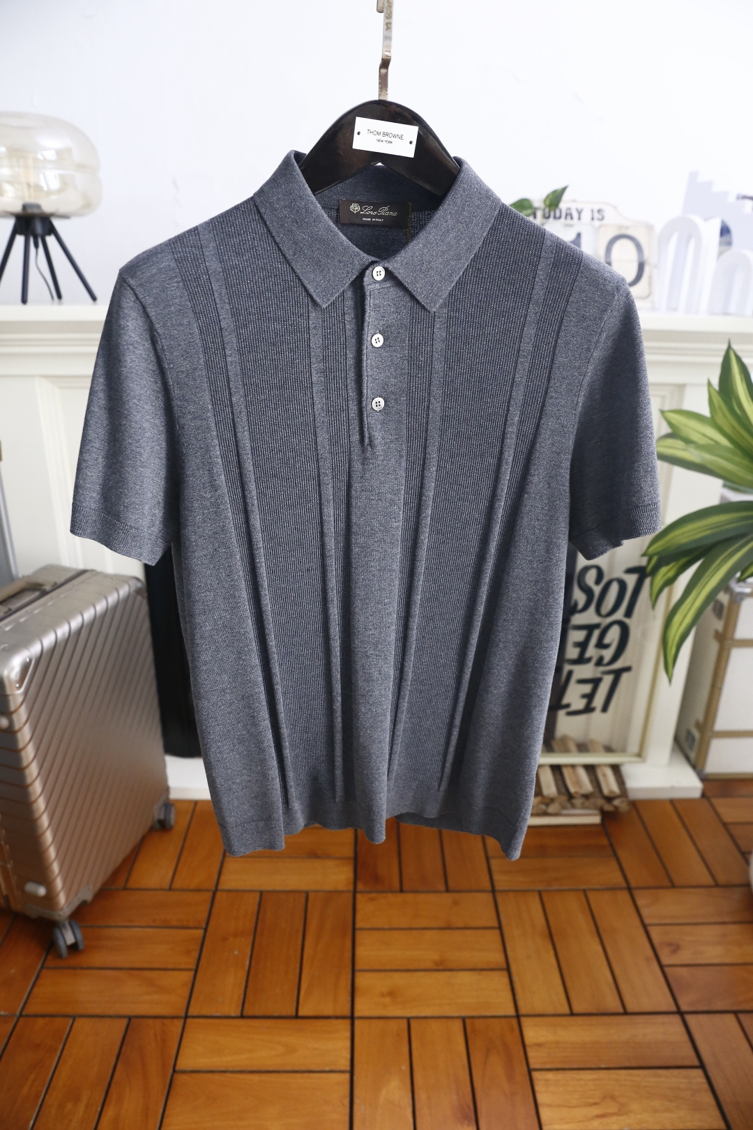 🔥Loro piana.26夏季新品！时尚男士百搭短袖👍简约小翻领搭配短款门襟设计，衣身带有竖向立体肌理