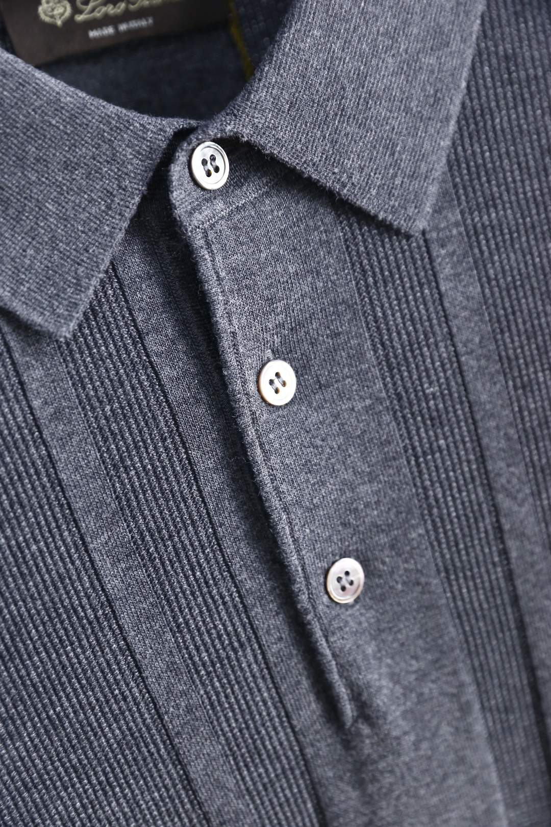 🔥Loro piana.26夏季新品！时尚男士百搭短袖👍简约小翻领搭配短款门襟设计，衣身带有竖向立体肌理