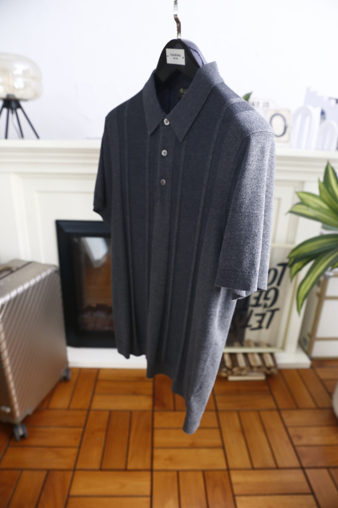🔥Loro piana.26夏季新品！时尚男士百搭短袖👍简约小翻领搭配短款门襟设计，衣身带有竖向立体肌理