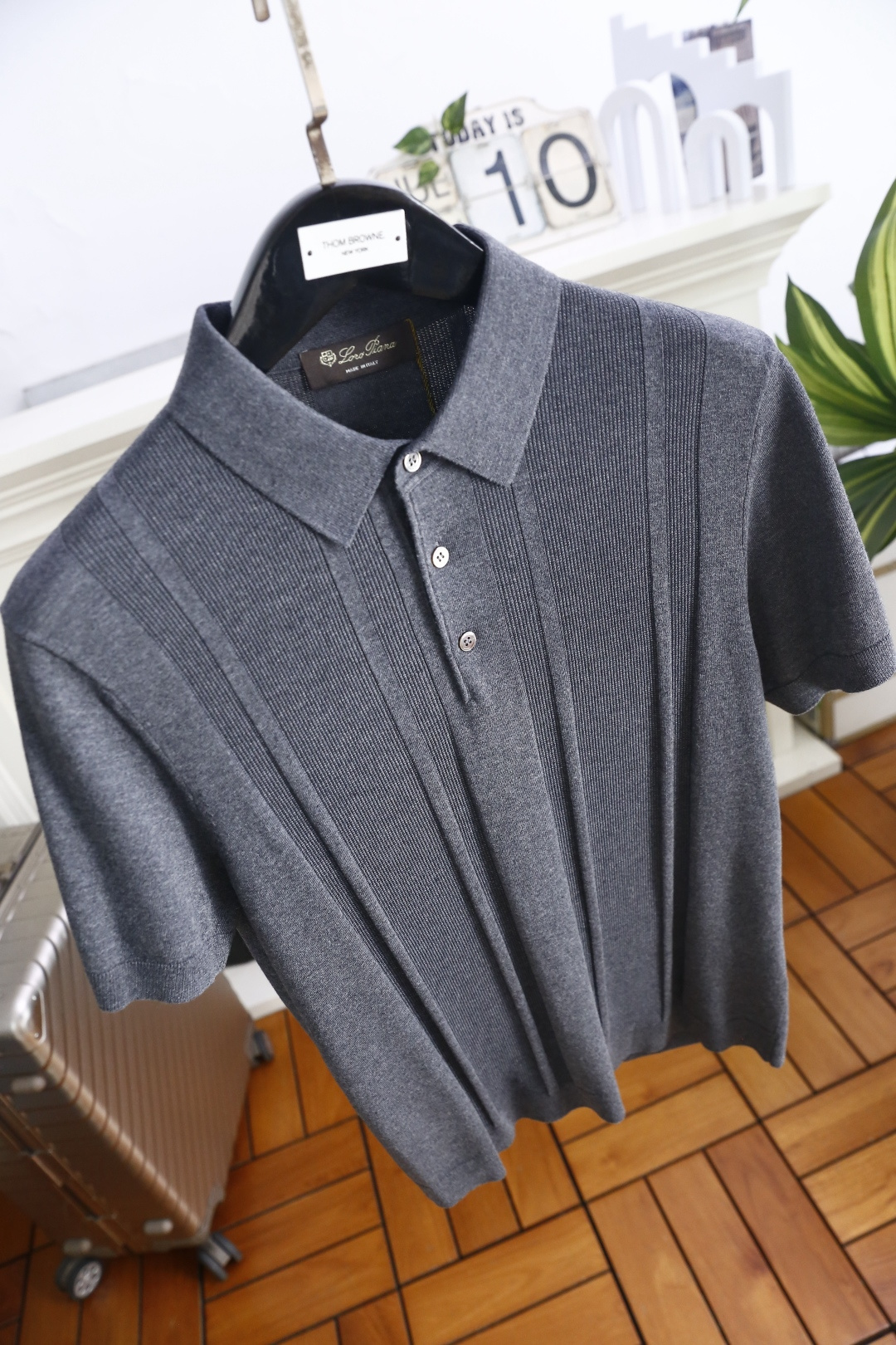 🔥Loro piana.26夏季新品！时尚男士百搭短袖👍简约小翻领搭配短款门襟设计，衣身带有竖向立体肌理