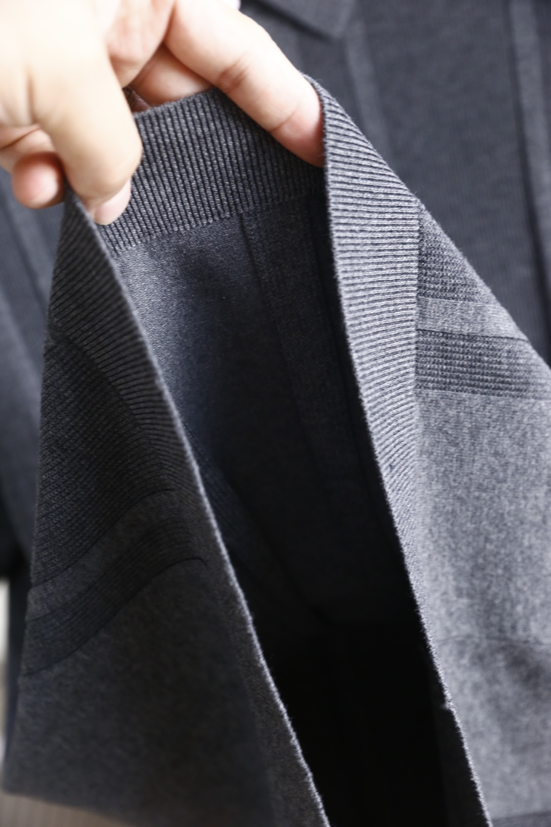 🔥Loro piana.26夏季新品！时尚男士百搭短袖👍简约小翻领搭配短款门襟设计，衣身带有竖向立体肌理