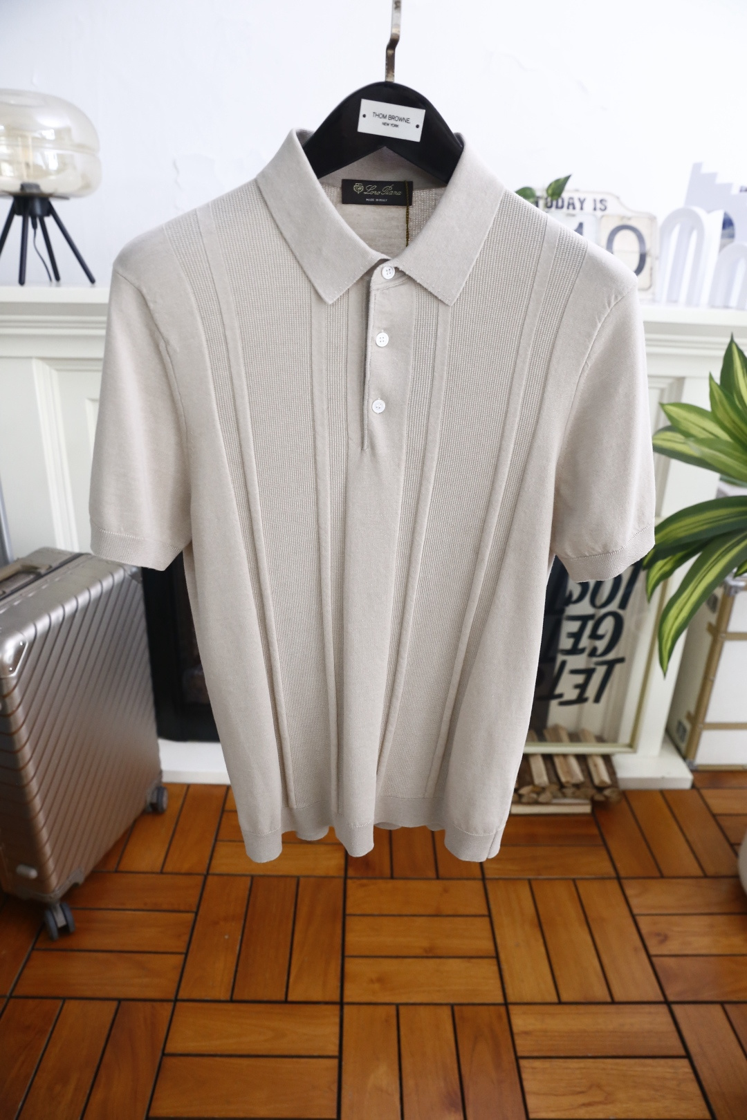 🔥Loro piana.26夏季新品！时尚男士百搭短袖👍简约小翻领搭配短款门襟设计，衣身带有竖向立体肌理