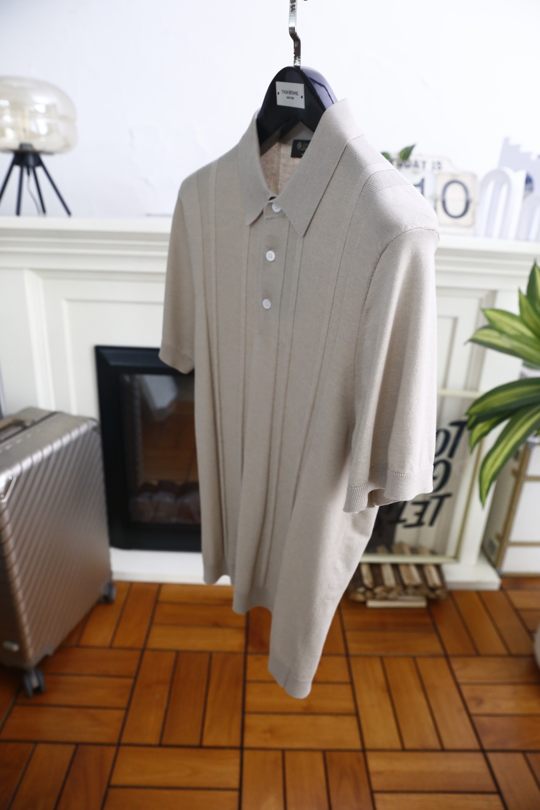 🔥Loro piana.26夏季新品！时尚男士百搭短袖👍简约小翻领搭配短款门襟设计，衣身带有竖向立体肌理