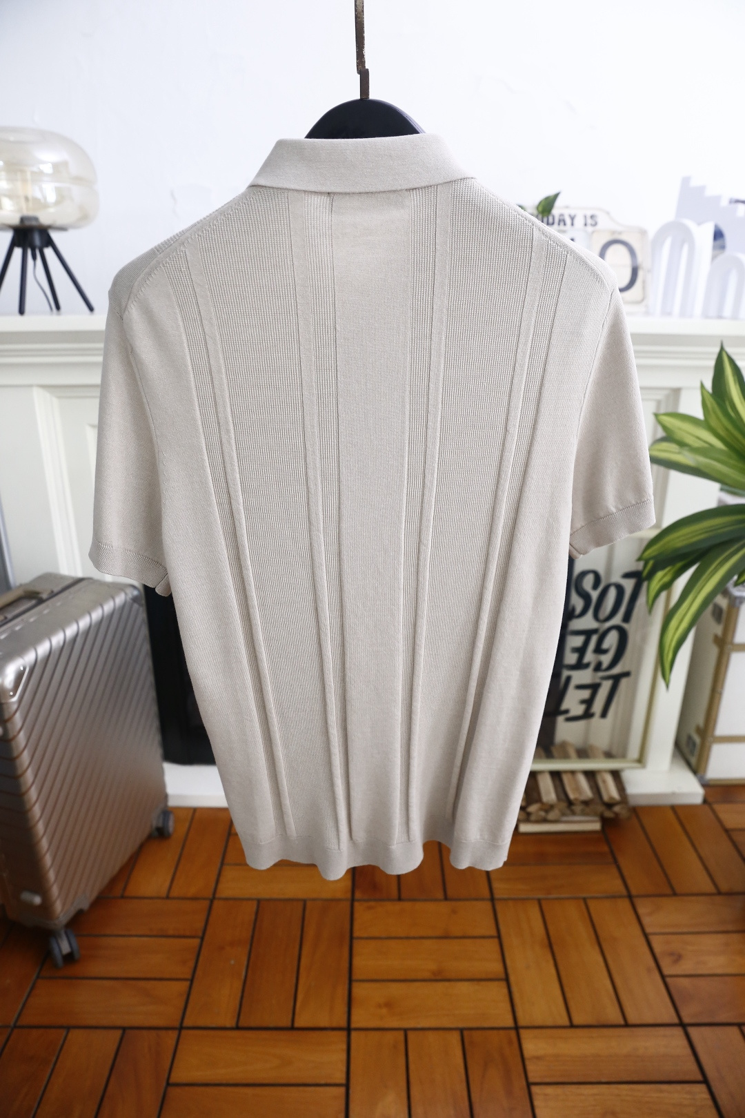 🔥Loro piana.26夏季新品！时尚男士百搭短袖👍简约小翻领搭配短款门襟设计，衣身带有竖向立体肌理