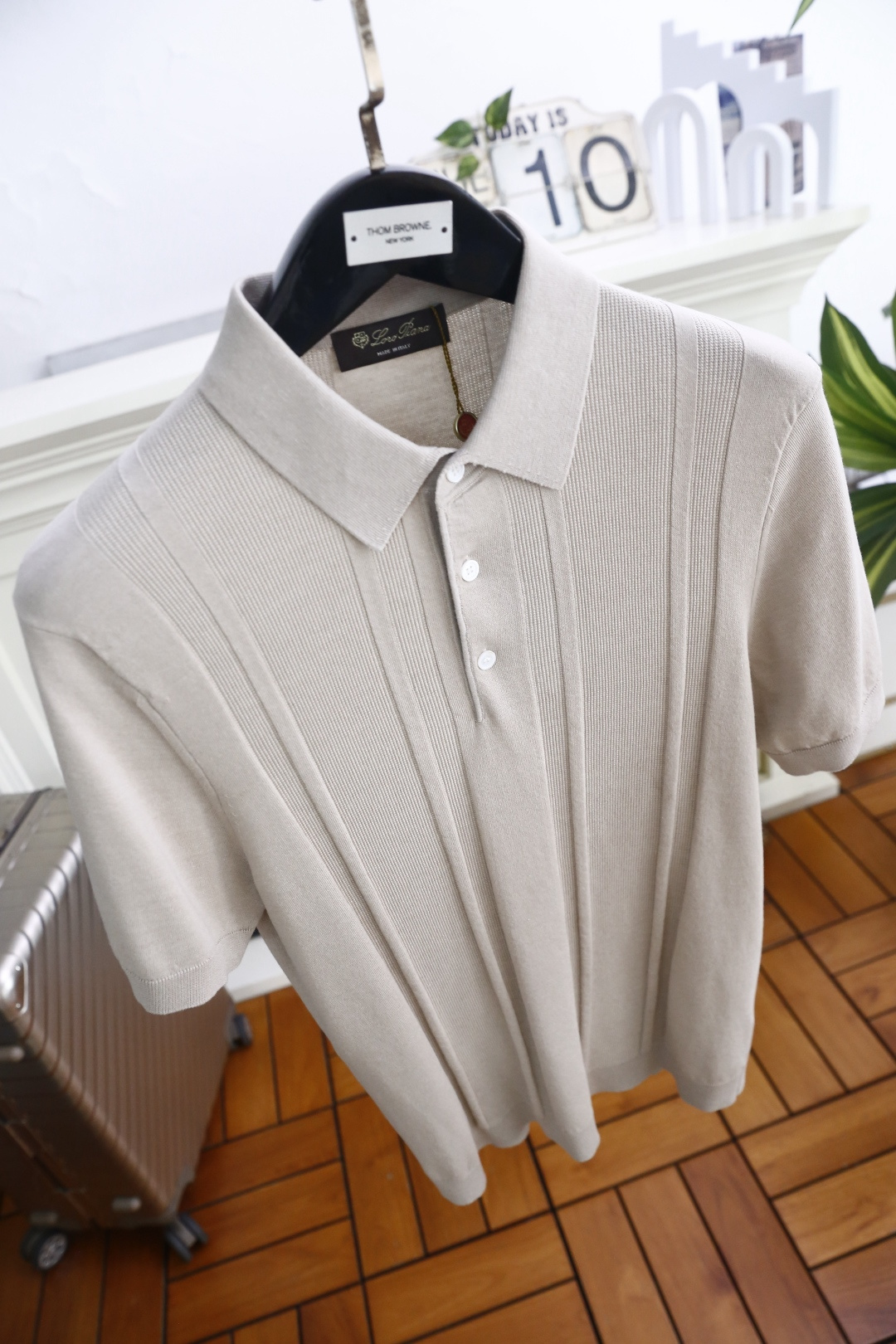 🔥Loro piana.26夏季新品！时尚男士百搭短袖👍简约小翻领搭配短款门襟设计，衣身带有竖向立体肌理