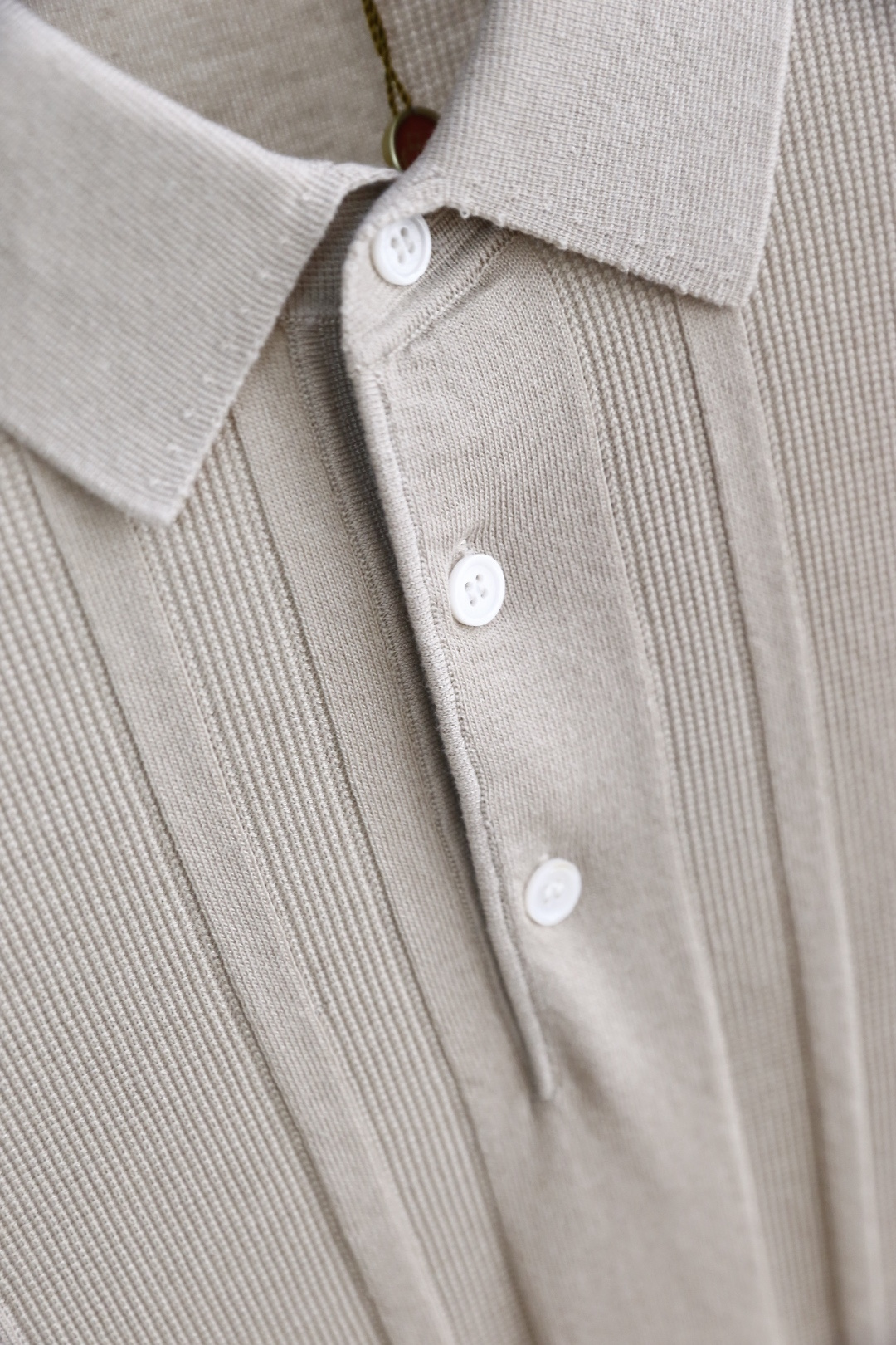 🔥Loro piana.26夏季新品！时尚男士百搭短袖👍简约小翻领搭配短款门襟设计，衣身带有竖向立体肌理