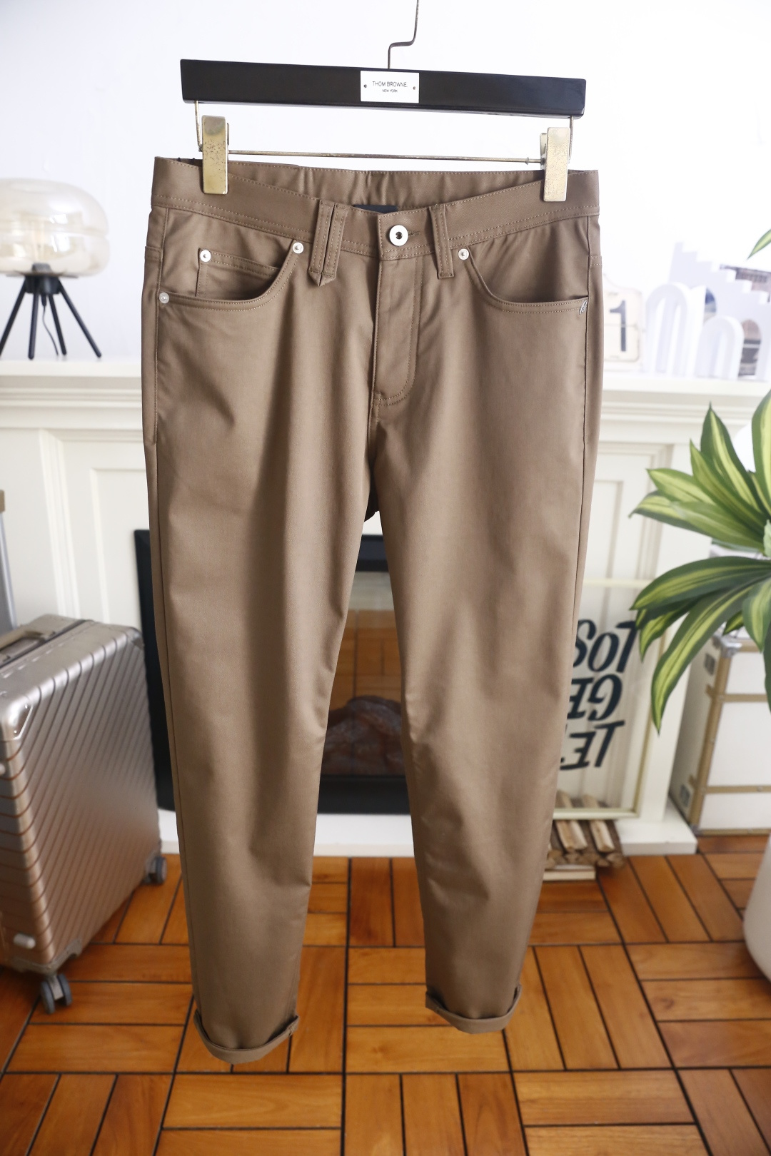 🔥布里奥尼.26夏季新品！时尚男士经典五袋休闲长裤，腰头分布多组裤袢，后腰配有皮质标识牌，后方对称设置方