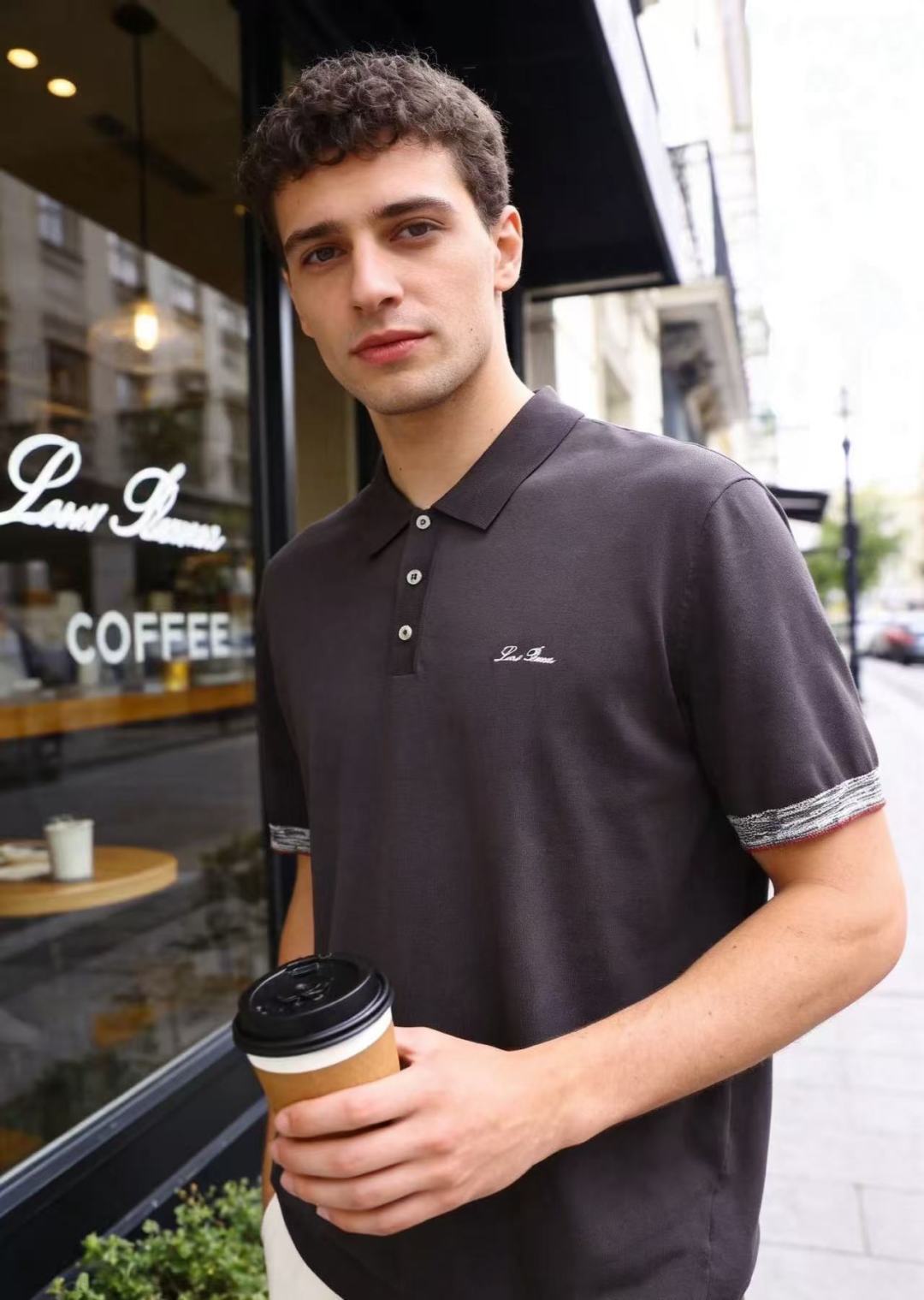 🔥Loro piana.26夏季新品！时尚男士经典翻领短袖👍搭配三颗纽扣门襟，左胸处点缀精致手写刺绣标识