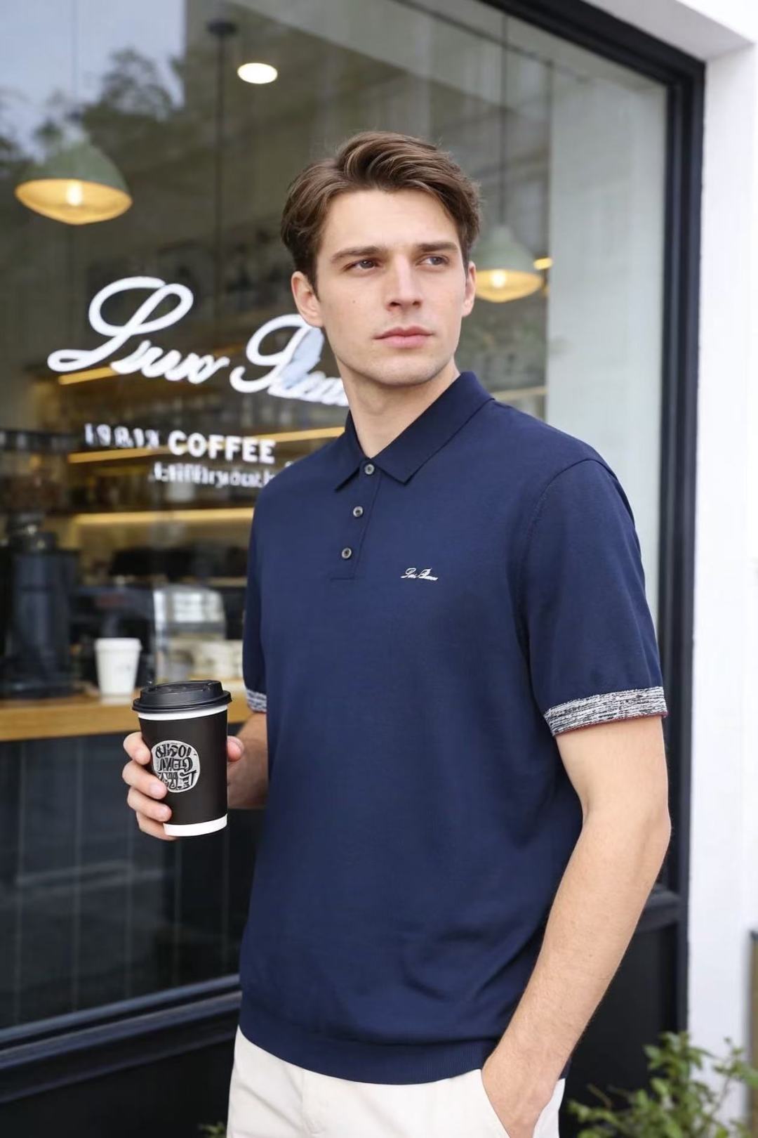 🔥Loro piana.26夏季新品！时尚男士经典翻领短袖👍搭配三颗纽扣门襟，左胸处点缀精致手写刺绣标识