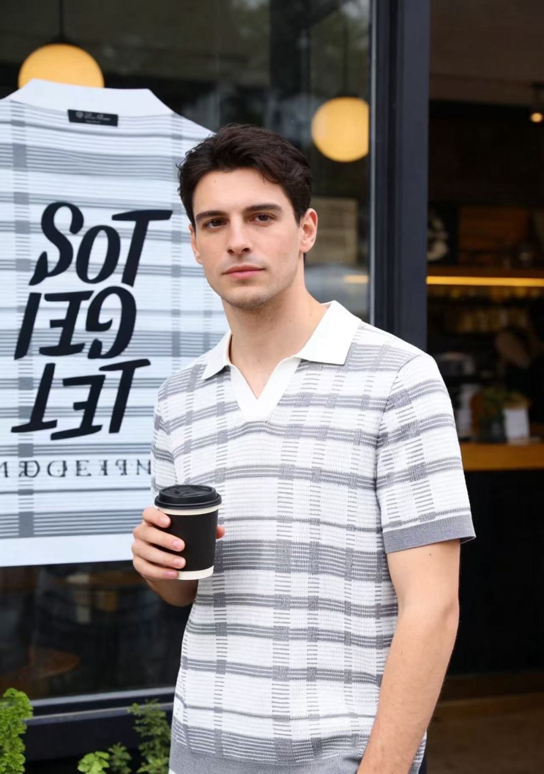 🔥Loro piana.26夏季新品！时尚男士百搭拼接撞色翻领搭配V型开襟短袖👍衣身布满规整格纹条纹，短